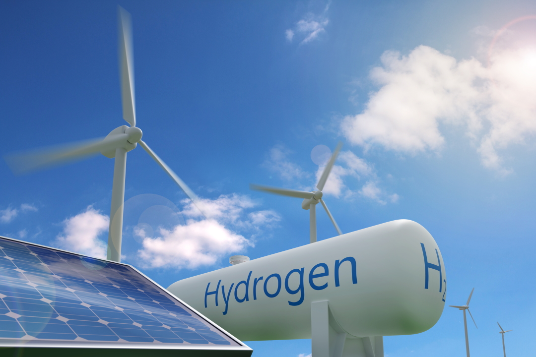 Wasserstofftank, Solarpanel und Windmühlen auf blauem Himmel Hintergrund. Nachhaltiges und ökologisches Energiekonzept. 