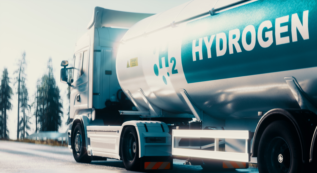 Wasserstoff-Logistik-Konzept. LKW mit Gastank-Anhänger auf der Straße mit Solarkraftwerken gesäumt. 
