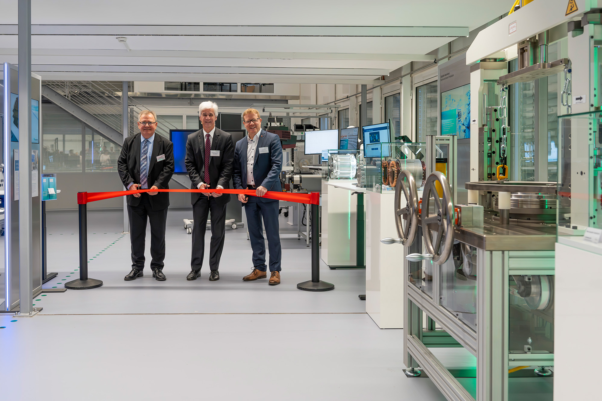 Eröffnung Reallabor ReTraNetz-BB (v.l.n.r.) Thomas Meißner, Berlin Partner für Wirtschaft und Technologie GmbH, Prof. Dr. h. c. Dr.-Ing. Eckart Uhlmann, Fraunhofer IPK und Dirk Schulze, IG Metall Berlin-Brandenburg-Sachsen bei der feierlichen Eröffnung des neuen Reallabors