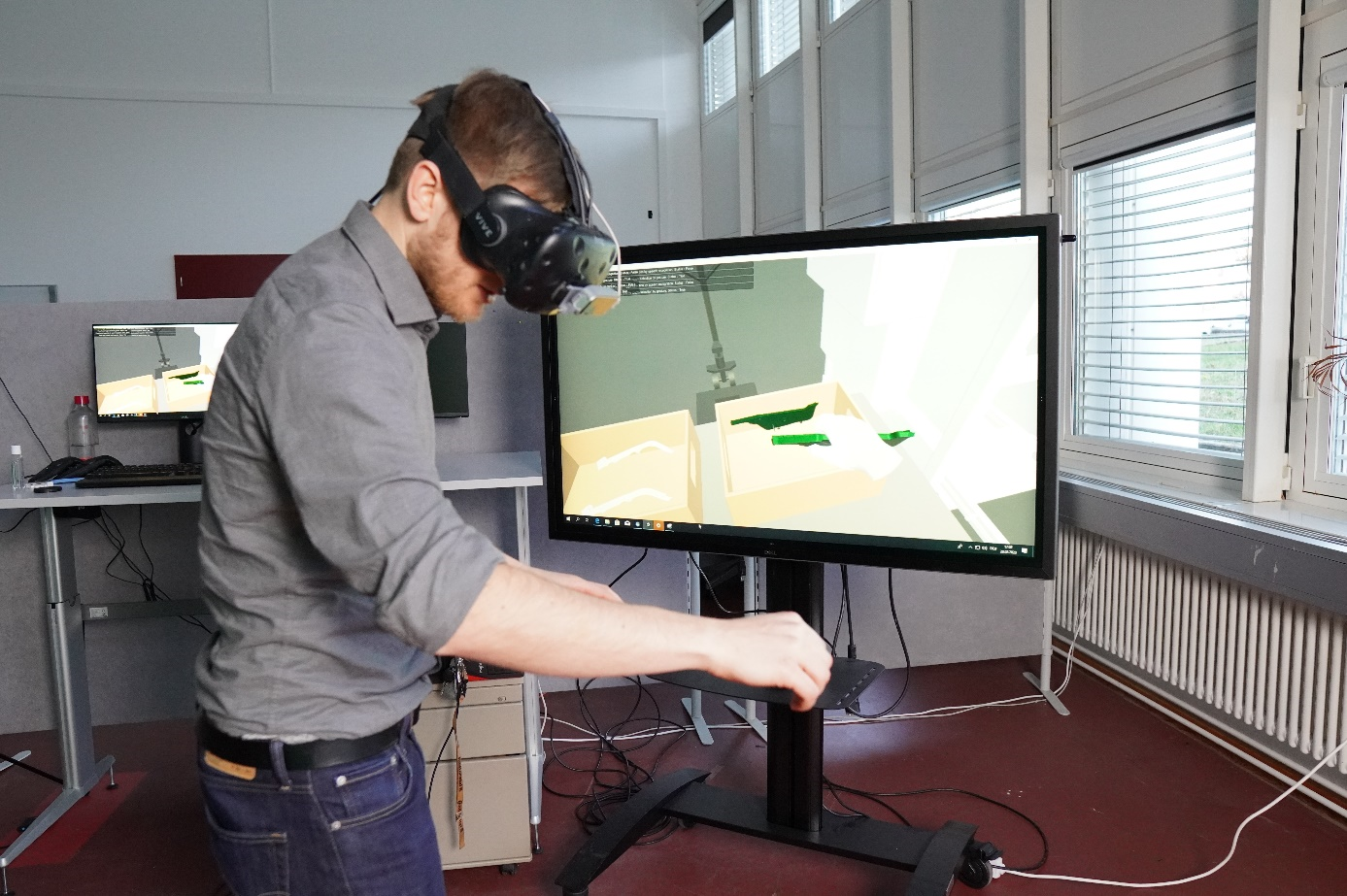 Ein Nutzer interagiert mit den eigenen Händen in einer Virtual Realtiy Umgebung und definiert darüber die Simulationsrandbedingungen für das digitale Menschmodell