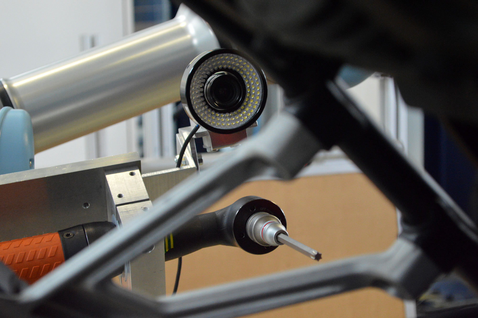 A flexible automation scenario can be achieved by integrating advanced sensor modules such as image processing and force control. 