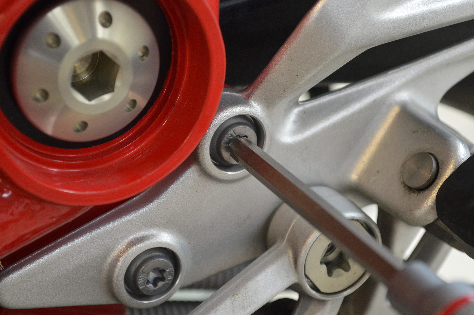 Flexible HRC screwdriving system: The force control maintains the engagement between screwdriver and screw until the screw is fully screwed in.
