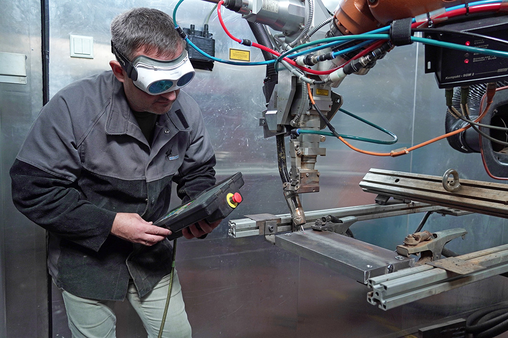 A thick plate specimen is prepared for laser hybrid welding with an engineered zero gap.