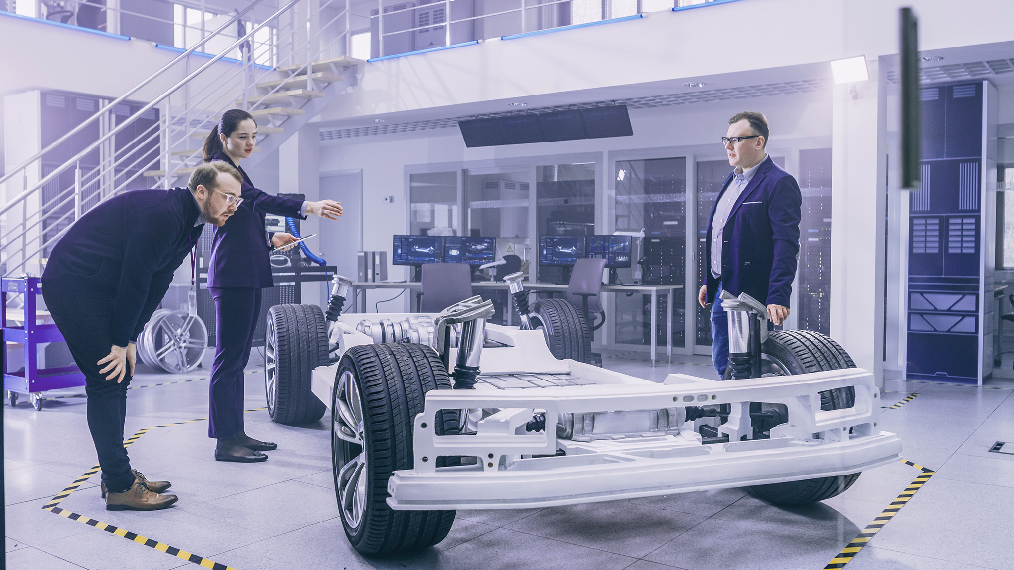 Menschen betrachten den Digital Twin eines Autos